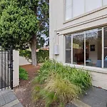 Ground Floor One Bedroom Apartment In South Yarra