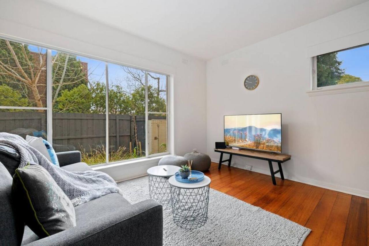 Ground Floor One Bedroom In South Yarra Apartment *